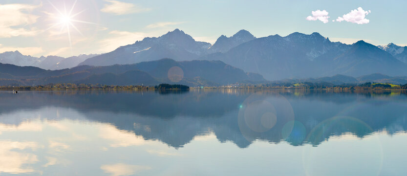 Im Allg&auml;u spiegeln sich die Berge der Alpen im Forggensee bei F&uuml;ssen