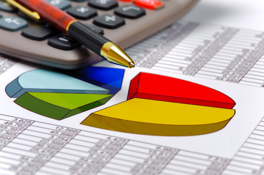 Chart und finanzielle Kalkulation mit Daten und Taschenrechner