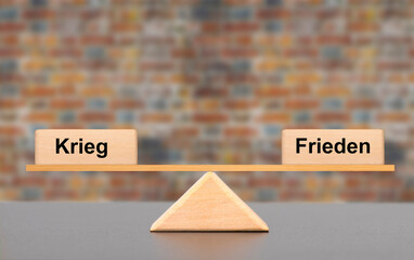 Krieg und Frieden stehen symbolisch auf der Kippe © Wolfilser