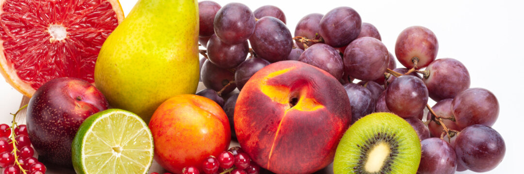 Arrangement mit viel vitaminreichem und gesundem Obst