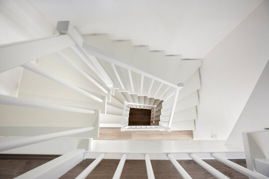 H&ouml;lzerne Treppe in einem Haus mit mehreren Stockwerken, mit Blick von oben nach unten