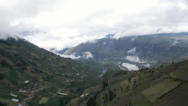 Paisaje con drone de un valle en Ecuador con nubes en el fondo