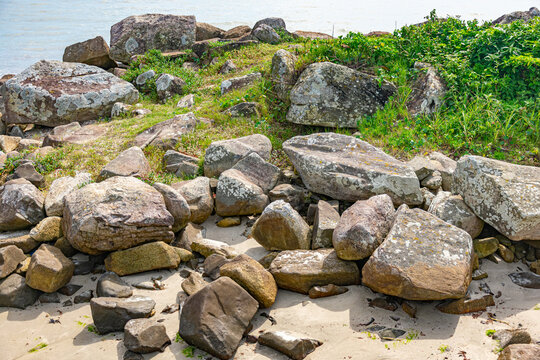 morro com pedras na praia da Arma&ccedil;&atilde;o na ilha de Florian&oacute;polis em Santa Catarina