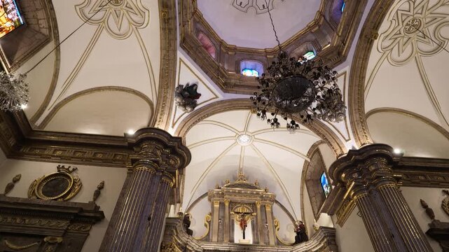 interior de la basilica de Zapopan en Jalisco M&eacute;xico