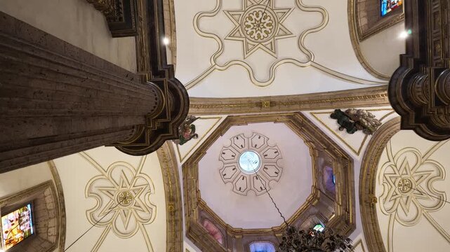 interior de la basilica de Zapopan en M&eacute;xico