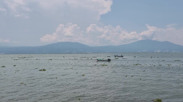 Lancha navegando en el lago de Chapala en Jalisco M&eacute;xico