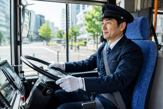 都市の路線バスを運転する男性運転手