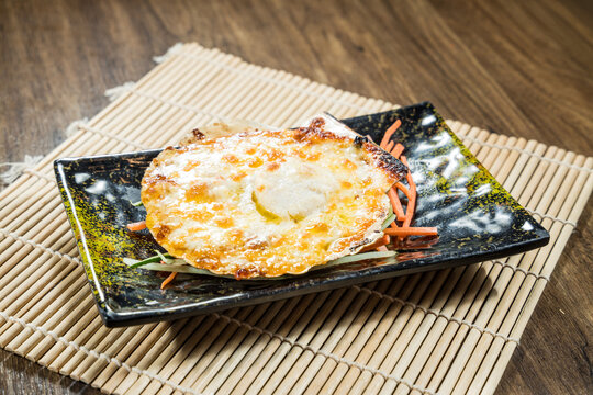 Baked scallop with cheese in shell