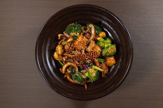 Wok tossed tripe with broccoli and mushrooms