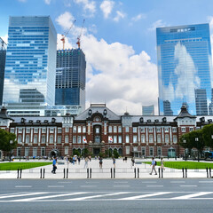 歴史的な駅舎と高層ビルが並ぶ東京の都市風景 © riko
