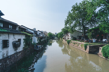 Obraz premium Historic Hangzhou Grand Canal with Traditional Chinese Architecture