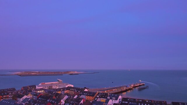 Panoramasicht &uuml;ber die D&auml;cher der K&uuml;stenstadt Helgoland, mit Blick auf den Hafen, Helgoland, D&uuml;ne, Nordsee, Insel, Schleswig-Holstein, Deutschland