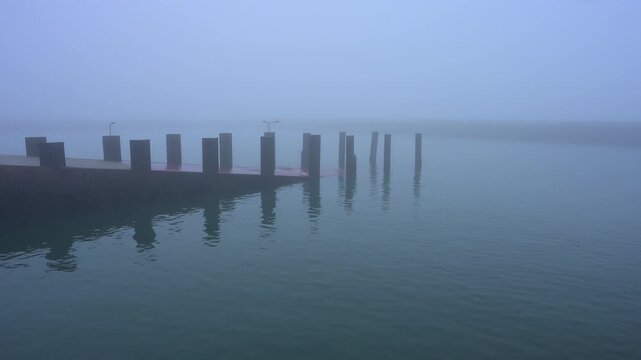 Steg mit h&ouml;lzernen Pf&auml;hlen,  Winter, Helgoland, D&uuml;ne, Nordsee, Insel, Schleswig-Holstein, Deutschland