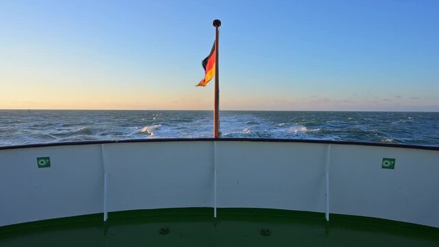 Schiffsdeck mit Blick &uuml;ber die Reling und deutscher Flagge, Helgoland, Nordsee, Insel, Schleswig-Holstein, Deutschland
