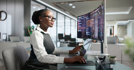 Obraz premium IT Engineer Carefully Tracks Network Uptime