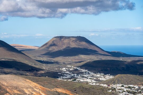 View of the valley of Haria with the volcanic crater Volc&aacute;n de la Corona, Valle de Malpaso, Lanzarote, Canary Islands, Spain