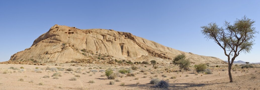 Namibias Ayers Rock, Namib-Naukluft National Park, Namibia, Africa