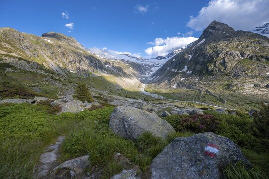 Hiking trail with markings, mountains on the Berliner H&ouml;henweg, Steinmandl mountain peak, Hornkees glacier, Zillertal Alps, Zillertal, Tyrol, Austria