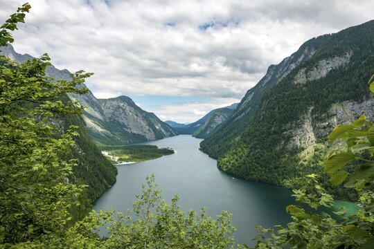 View over lake K&ouml;nigssee with pilgrimage church St. Bartholom&auml; from Sagerecksteig, Berchtesgaden National Park, Berchtesgaden area, Upper Bavaria, Bavaria, Germany