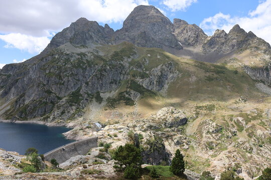 Le lac d'Artouste et le sommeet du Lurien &agrave; 2826 m (Nouvelle-Aquitaine, Pyr&eacute;n&eacute;es-Atlantiques, France)