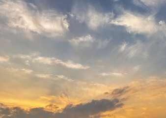 Obraz premium Golden Sunset Clouds in a Tranquil Sky