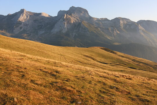 Le pic de Ger vue du col d'Aubisque, vall&eacute;e d'Ossau, commune d'Eaux-Bonnes (Nouvelle-Aquitaine, Pyr&eacute;n&eacute;es-Atlantiques, France)