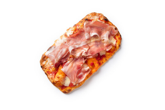 Pinsa romana condita con speck, mozzarella e sugo, ripresa dall'alto e isolata su fondo bianco - Cibo Italiano 