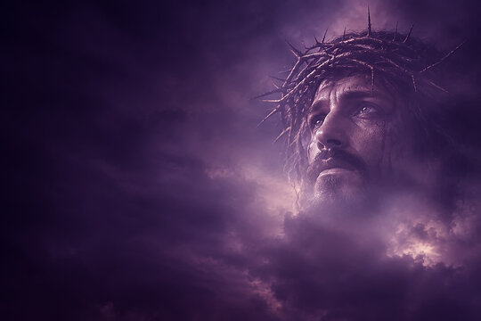 Fe cat&oacute;lica y Pasi&oacute;n de Cristo en Semana Santa, rostro de Jesucristo con corona de espinas y mirada triste entre nubes moradas, fotograf&iacute;a religiosa conceptual sobre fe, sacrificio y redenci&oacute;n
