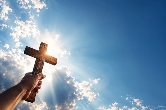 Fe cat&oacute;lica en Cristo con una mano con la cruz hacia el cielo nubes, fotograf&iacute;a religiosa conceptual sobre fe, sacrificio y redenci&oacute;n