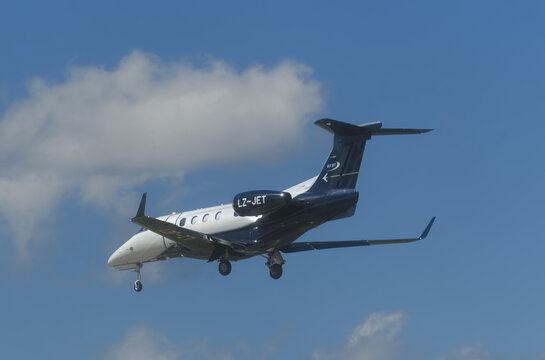 Gen&egrave;ve, Suisse - 31 ao&ucirc;t 2025 : panneau et logo sur un Embraer Phenom 300E d'EGT Jet atterrissant &agrave; l'a&eacute;roport de Gen&egrave;ve