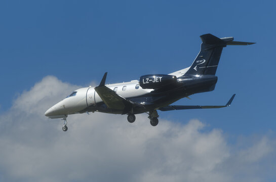 Gen&egrave;ve, Suisse - 31 ao&ucirc;t 2025 : panneau et logo sur un Embraer Phenom 300E d'EGT Jet atterrissant &agrave; l'a&eacute;roport de Gen&egrave;ve
