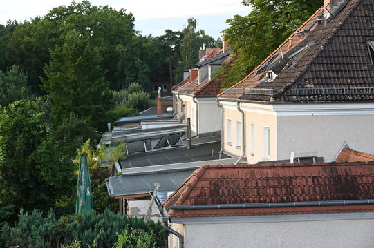 Blick auf die r&uuml;ckseitigen Anbauten einer Berliner Arbeiterhaussiedlung