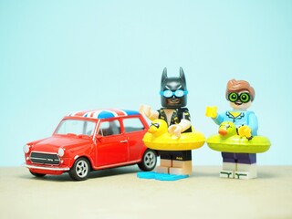 Obraz premium Indonesia - September 11, 2023 : Mini toy at table with blurred background. Summer Holiday Time concept design.