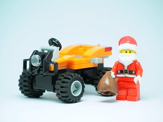 Obraz premium Indonesia - September 13, 2023 : Mini toy at outdoor with blurred background. Santa Claus concept design.