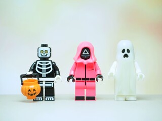 Obraz premium Indonesia - September 11, 2023 : Mini toy at table with blurred background. Halloween party concept design.