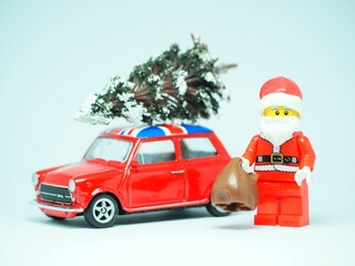 Obraz premium Indonesia - September 13, 2023 : Mini toy at outdoor with blurred background. Santa Claus concept design.