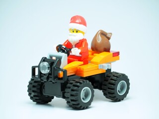 Obraz premium Indonesia - September 13, 2023 : Mini toy at outdoor with blurred background. Santa Claus concept design.