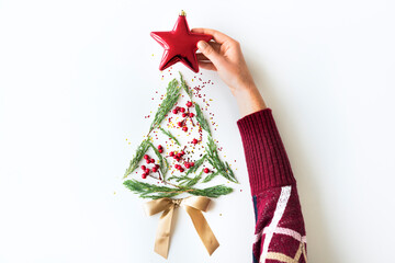 Obraz premium Leaves making a Christmas tree shape