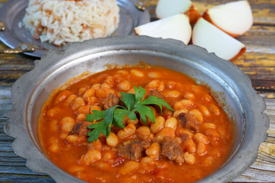 etli kuru fasulye, rice and beans, Turkish name pilavli kuru fasulye nder the rustic wood