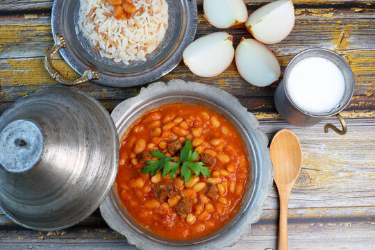 etli kuru fasulye, rice and beans, Turkish name pilavli kuru fasulye nder the rustic wood