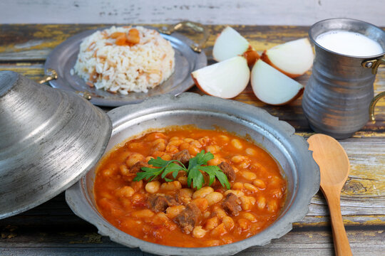 etli kuru fasulye, rice and beans, Turkish name pilavli kuru fasulye nder the rustic wood