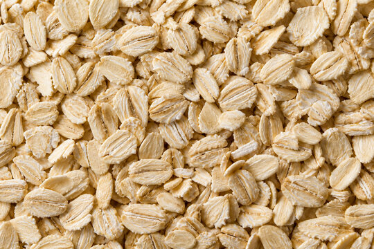 Dry Rolled Oats with Pale Flakes and Fine Grain Texture