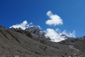 Obraz premium Beautiful Landscape of the Pin Bhaba Pass Trek in Himachal Pradesh with Rugged Himalayan Mountains, Lush Green Valleys, Rocky Trails and Scenic High Altitude Terrain