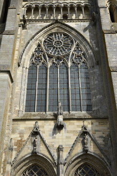 Fa&ccedil;ade gothique de la cath&eacute;drale de Laon en Picardie. France