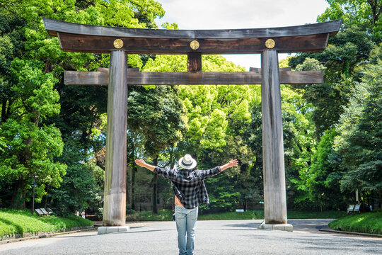 Hombre turista con sombrero disfrutando su visita por el santuario de Meiji, en Tokio, Jap&oacute;n