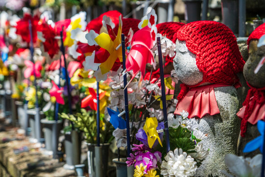 Simp&aacute;ticas estatuas jizo vestidas con sombreros y tapados. En Santuario Japones, en Kioto