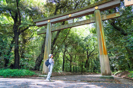 Mujer turista con sombrero disfrutando su visita por el santuario de Meiji, en Tokio, Jap&oacute;n