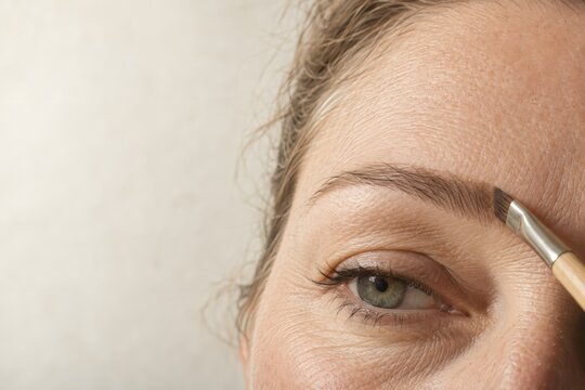 Brush fills the gap the moment the powder settles where the hairs are missing, brow powder technique with copy space