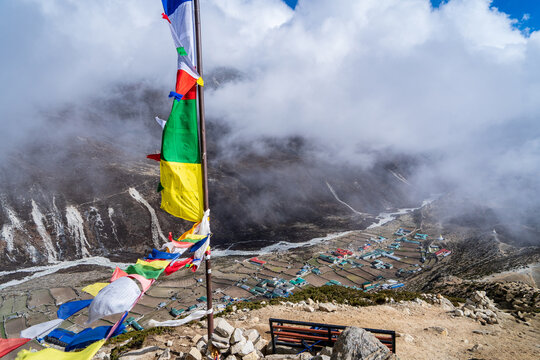 Hermosas vistas de de Dingboche, en los Himalayas de Nepal. Camino al Campamento Base del Everest.