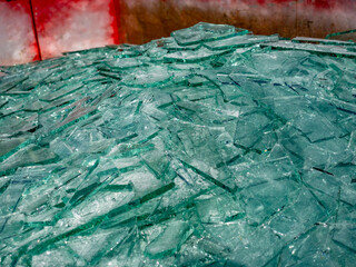 Gebrochenes Flachglas im Wertstoff Container © focus finder